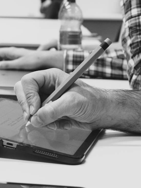 mano che prende appunti su un tablet