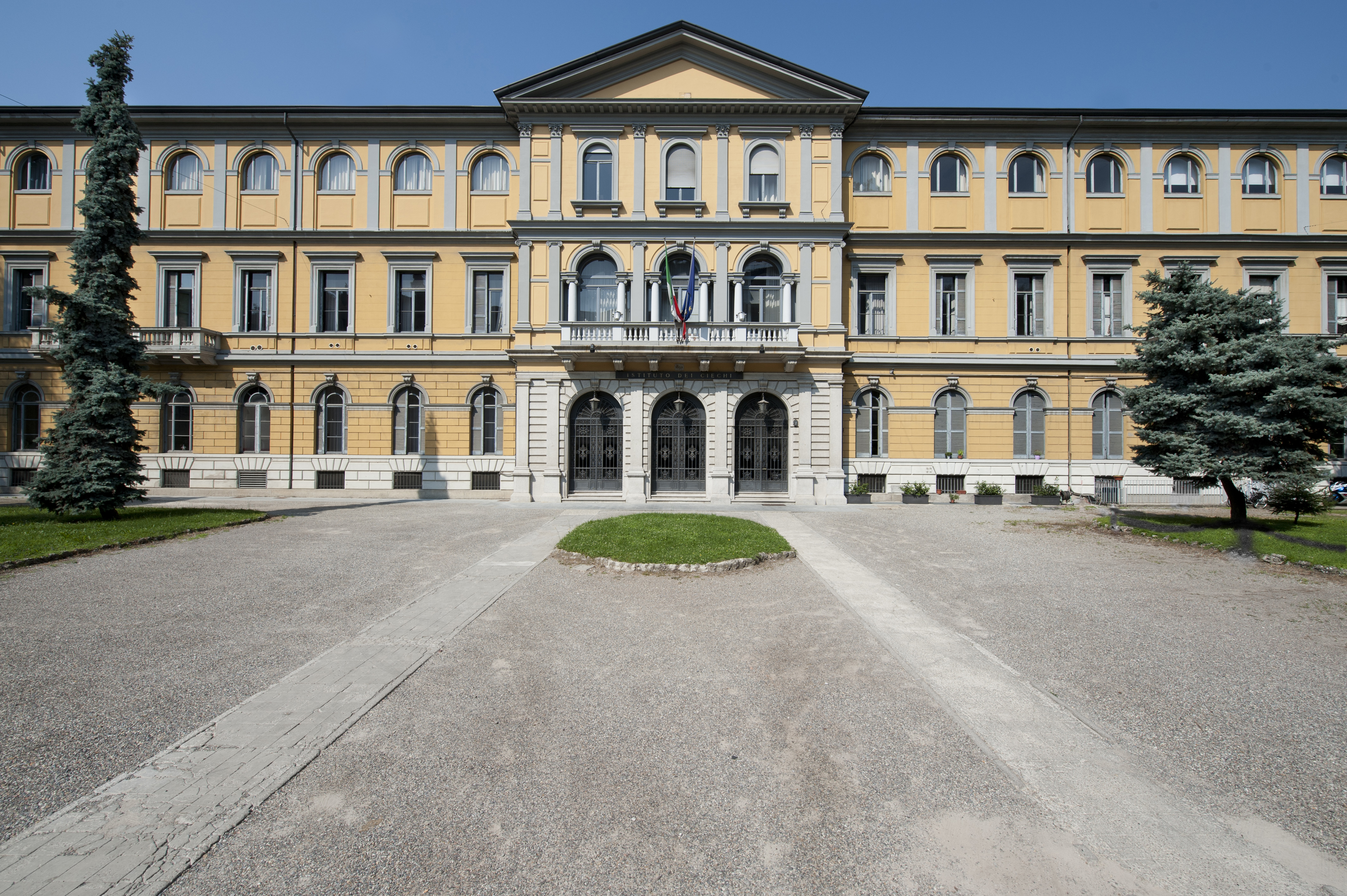 Facciata principale dell’Istituto dei Ciechi di Milano, in via Vivaio 7 a Milano). 