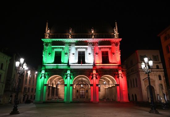 Palazzo della Loggia, Brescia, illuminato da A2A durante il Covid-19