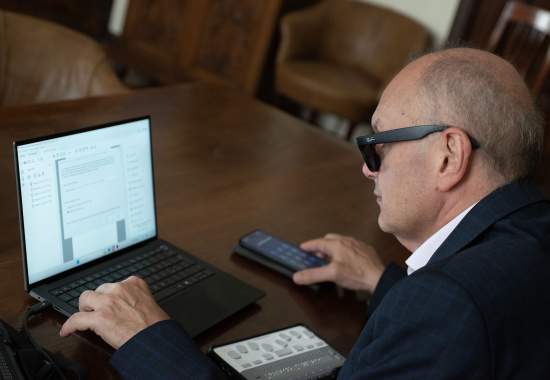 Franco Lisi, direttore scientifico della Fondazione Istituto dei Ciechi di Milano ETS, nel suo ufficio, mentre lavora con tecnologie digitali assistive