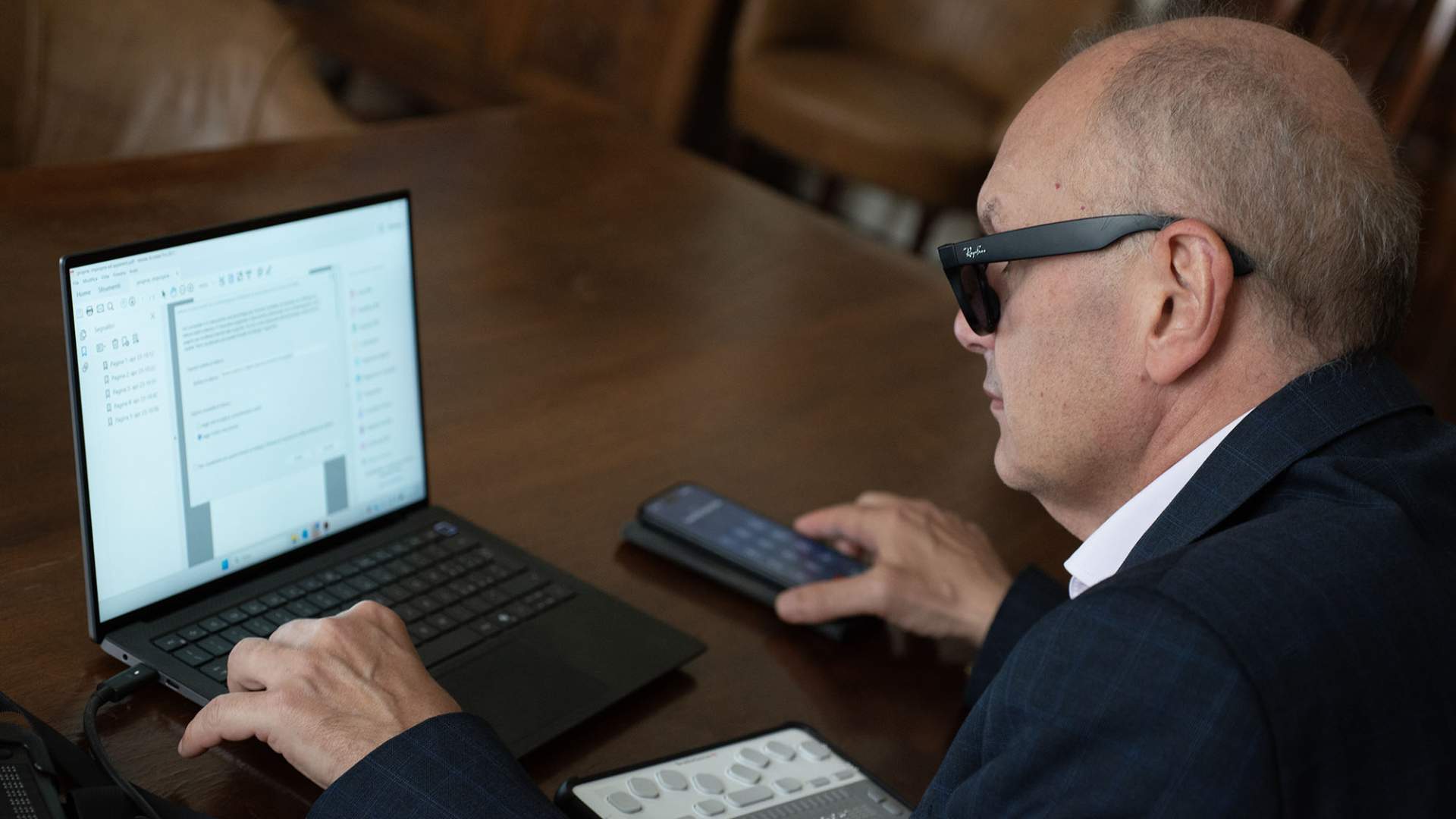 Franco Lisi, direttore scientifico della Fondazione Istituto dei Ciechi di Milano ETS, nel suo ufficio, mentre lavora con tecnologie digitali assistive